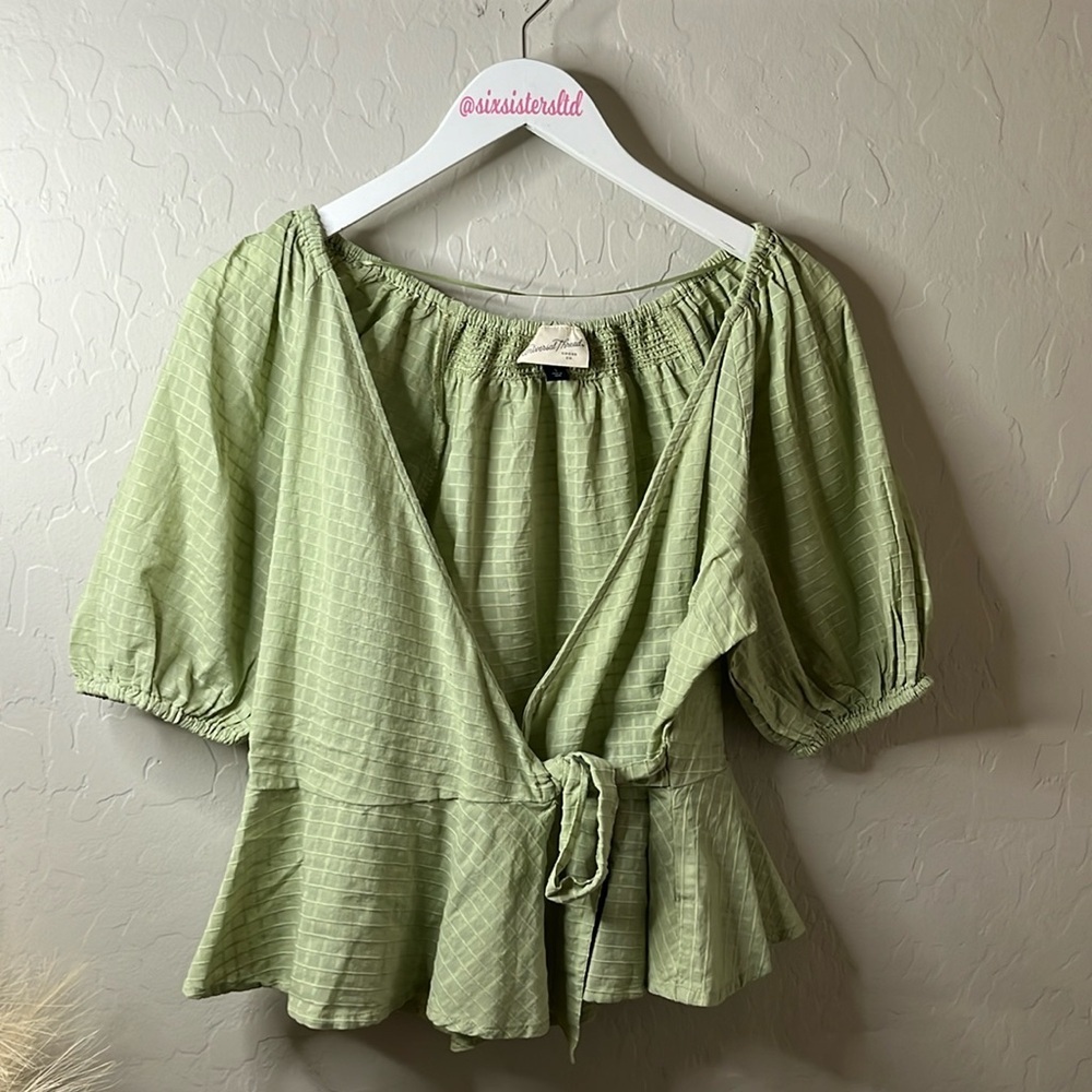 Universal Thread Wrap style blouse with puffy mid length sleeves. NWOT small